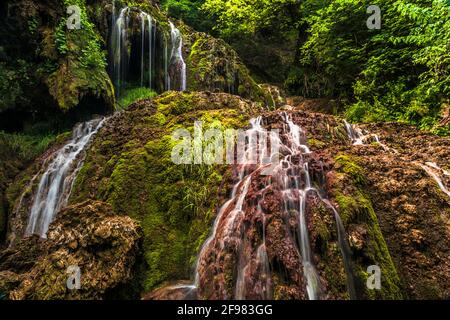 Krushuna Falls - Felsen mit grünem Moos bedeckt Stockfoto