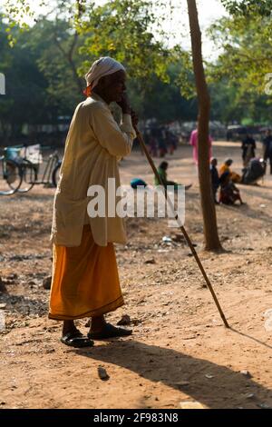 Indien, Bodhgaya, Mahakala Cave, Dungeshwari, Prson, Stick, Stütze dich auf Stockfoto