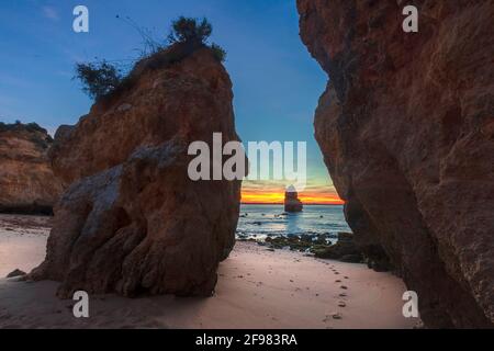 Herrliche Küste - Sandsteinfelsen am Strand von Lagos Stockfoto