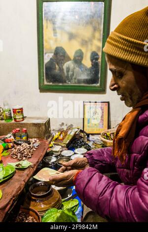 Indien, Varanasi, Szenen in der Altstadt, Kauffrau, Geld Stockfoto