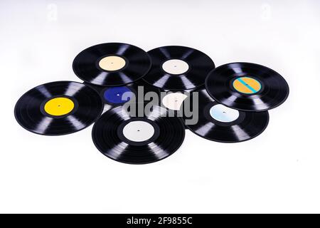 Sammlung von Vinyl-Schallplatten auf weißem Hintergrund auf Foto fotografiert Stockfoto