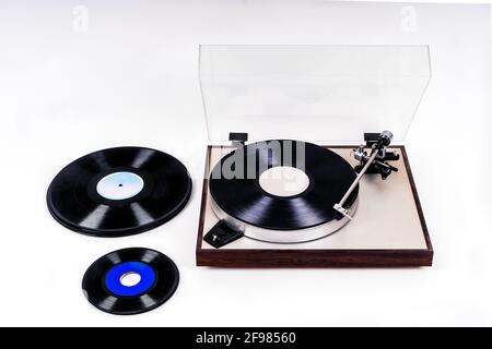 Plattenspieler neben Schallplatten auf weißem Hintergrund fotografiert i Stockfoto