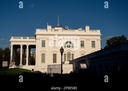 Washington, Vereinigte Staaten Von Amerika. April 2021. Die amerikanische Flagge fliegt am Freitag, den 16. April, auf die Hälfte der Mitarbeiter im Weißen Haus in Washington, DC, USA. 2021. Quelle: Stefani Reynolds/Pool/Sipa USA Quelle: SIPA USA/Alamy Live News Stockfoto