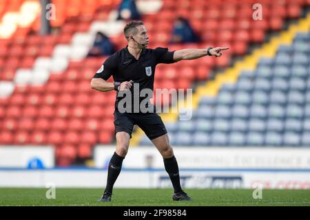 Blackburn, Großbritannien. April 2021. Schiedsrichter Stephen Martin trifft am 4/16/2021 in Blackburn, Großbritannien, eine Entscheidung. (Foto von Simon Whitehead/News Images/Sipa USA) Quelle: SIPA USA/Alamy Live News Stockfoto