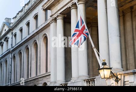 Union-Jack-Flagge im Halbmast auf dem öffentlichen Gebäude in Greenwich, London Stockfoto