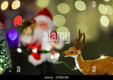 Weihnachtshirsch gegen den weihnachtsmann, als Hintergrund Stockfoto