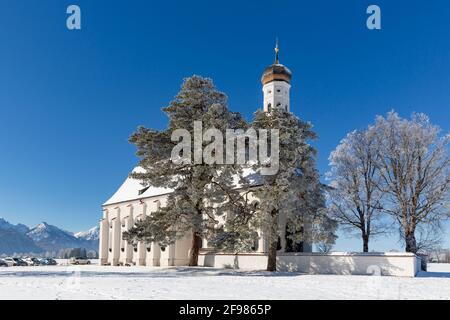 Wallfahrtskirche St. Coloman, hinten Tannheimer Berge, Schwangau, Füssen, Allgäuer Alpen, Ostallgäu, Allgäu, Bayern, Deutschland, Europa Stockfoto