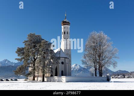 Wallfahrtskirche St. Coloman, hinten Tannheimer Berge, Schwangau, Füssen, Allgäuer Alpen, Ostallgäu, Allgäu, Bayern, Deutschland, Europa Stockfoto