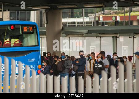 Am 15. April 2021 pendeln Menschen von Transmilenio in Portal el Dorado in Bogota, Kolumbien, und warten auf Busse, inmitten einer zweiten 3-tägigen Quarantäne, die durch verursacht wurde Stockfoto