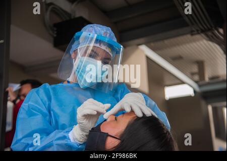 Eine Krankenschwester nimmt am 15. April 2021 in Bogota, Kolumbien, einen kostenlosen COVID-19 PCR-Test ab, um neuartige pankämische Inffektionen des Cornavirus zu identifizieren Stockfoto