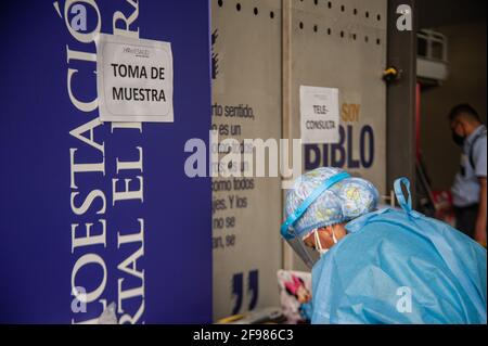 Eine Krankenschwester bereitet Materialien für einen neuartigen Coronavirus-Pandemie-PCR-Test vor, der am 15. April 2021 inmitten der neuen Inffektionen in Bogota, Kolumbien, innerhalb einer Sekunde durchgeführt wird Stockfoto