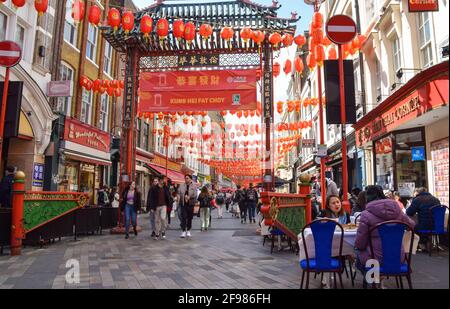 London, Großbritannien. April 2021. Geschäftige Gerrard Street in Chinatown. Restaurants, Bars, Geschäfte und andere Unternehmen wurden wieder eröffnet, da die Sperrregeln in England Anfang dieser Woche gelockert wurden. Kredit: Vuk Valcic/Alamy Live Nachrichten Stockfoto