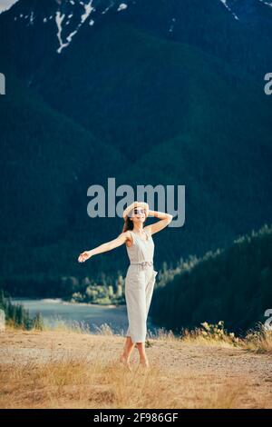 Eine aufgeregte junge Frau, die den beeindruckenden North Cascades National Park erkundet Stockfoto