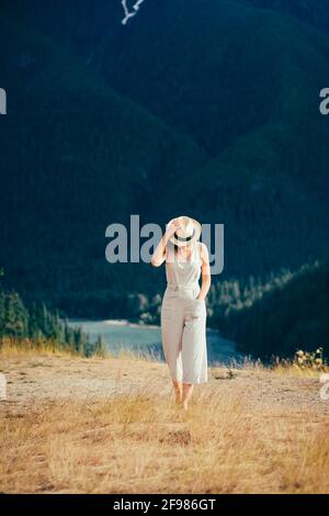 Eine aufgeregte junge Frau, die den beeindruckenden North Cascades National Park erkundet Stockfoto