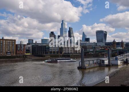 London, Großbritannien. April 2021. Ein Uber-Boot auf der Themse führt an der Skyline der City of London vorbei. Die Lockdown-Regeln wurden Anfang dieser Woche in England gelockert. Kredit: Vuk Valcic/Alamy Live Nachrichten Stockfoto