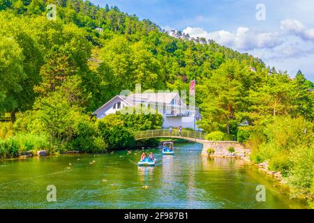 Tretboote fahren auf einem chanel, der zum führt bielersee in der Schweiz Stockfoto