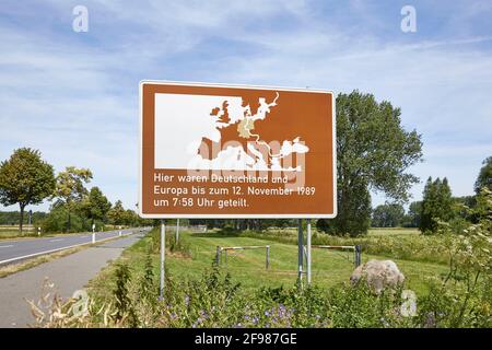 Deutschland, Sachsen-Anhalt, Aue-Fallstein, Grenzdenkmal Hessendamm, Schild Stockfoto