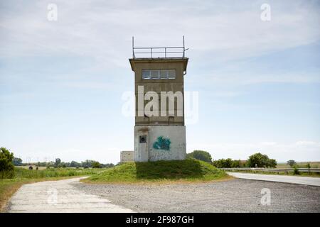 Deutschland, Sachsen-Anhalt, Aue-Fallstein, Grenzdenkmal Hessendamm, Grenzturm Stockfoto