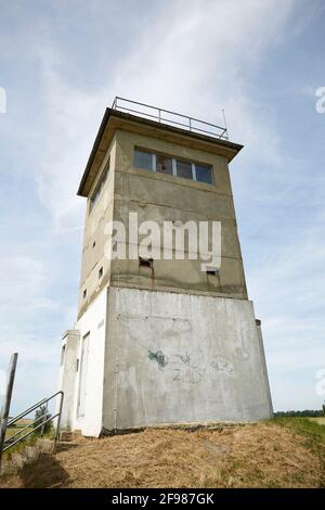 Deutschland, Sachsen-Anhalt, Aue-Fallstein, Grenzdenkmal Hessendamm, Grenzturm Stockfoto