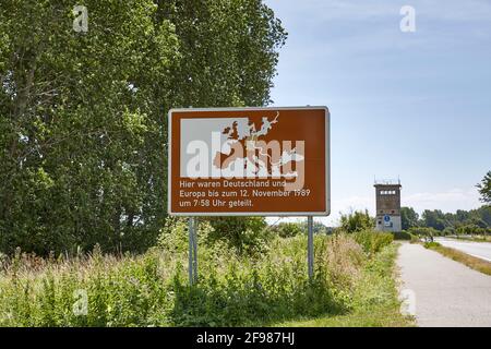 Deutschland, Sachsen-Anhalt, Aue-Fallstein, Grenzdenkmal Hessendamm, Schild Stockfoto