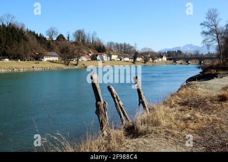Spaziergang auf dem schönen Inn in Rosenheim, blauer Himmel, atmosphärisch, Deutschland, Bayern, Oberbayern, Stockfoto