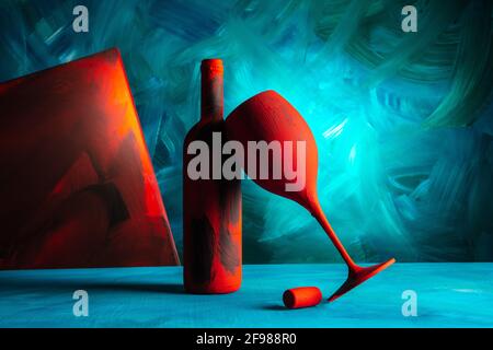 Rot bemalte Weinflasche und Weinglas auf blauem Hintergrund. Stockfoto