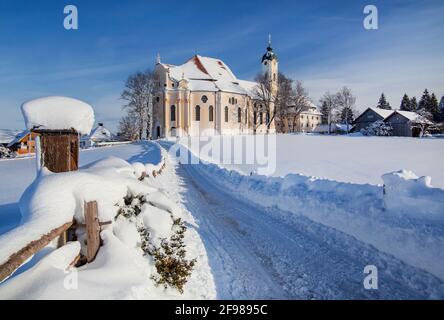 Winterweg zur Wallfahrtskirche Wieskirche im Bezirk wies, Steingaden, Pfaffenwinkel, romantische Straße, Oberbayern, Bayern, Deutschland Stockfoto