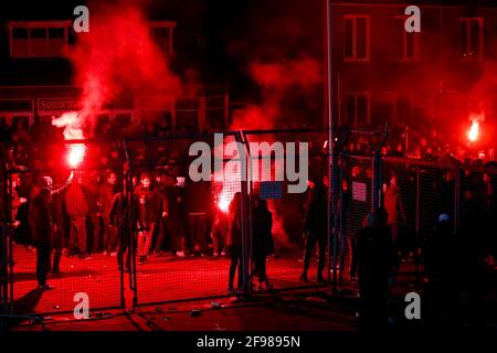 LEEUWARDEN, NIEDERLANDE - 16. APRIL: Fans von Cambuur zünden während des Keuken Kampioen Divisie-Spiels zwischen Cambuu ein Feuerwerk vor dem Stadion an Stockfoto