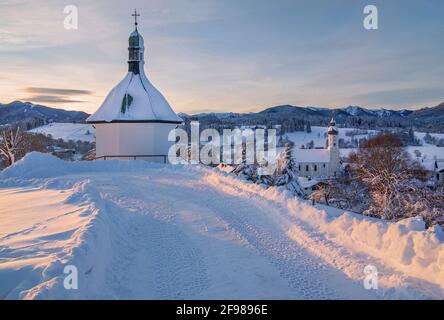 Kriegs-Gedenkkapelle mit Blick auf das Stadtzentrum und die Pfarrkirche, Bad Bayersoien, Pfaffenwinkel, Oberbayern, Bayern, Deutschland Stockfoto