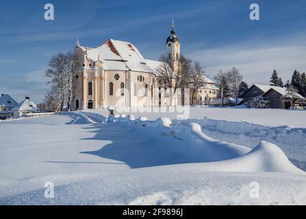 Winterweg zur Wallfahrtskirche Wieskirche im Bezirk wies, Steingaden, Pfaffenwinkel, romantische Straße, Oberbayern, Bayern, Deutschland Stockfoto