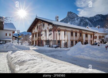 Pilatushaus mit Lüftlmalerei im Dorfzentrum gegen den Kofel (1342m), Oberammergau, Ammertal, Naturpark Ammergauer Alpen, Oberbayern, Bayern, Deutschland Stockfoto