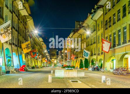 Nachtansicht des Samsonbrunnens in der Kramgasse - der Hauptstraße in Bern, Schweiz Stockfoto