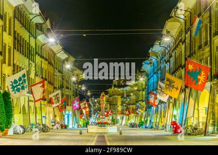 Nachtansicht des Samsonbrunnens in der Kramgasse - der Hauptstraße in Bern, Schweiz Stockfoto