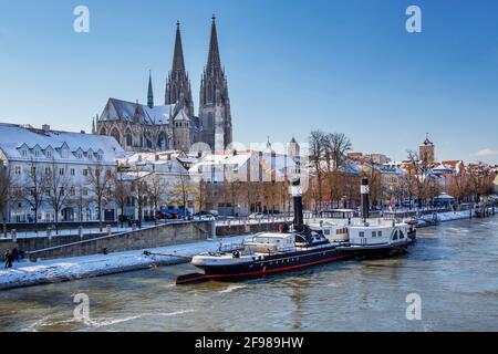 Uferpromenade am Donauufer vor der Altstadt mit Petersdom und Donau-Schifffahrtsmuseum, Regensburg, Donau, Oberpfalz, Bayern, Deutschland, UNESCO-Weltkulturerbe Stockfoto