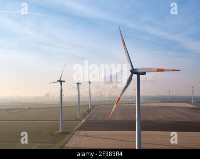 Deutschland, Niedersachsen, Salzgitter, Windpark, Luftbild, Im Hintergrund Stahlwerk der Salzgitter AG. Stockfoto