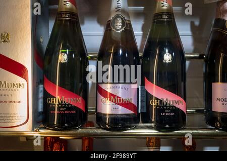 PARIS, FRANKREICH - 3. APRIL 2021: Champagner-Logo von Mumm auf Flaschen in einem Geschäft. GH Mumm ist eine französische Champaign-Marke, die zu Pernod Ricard gehört Stockfoto