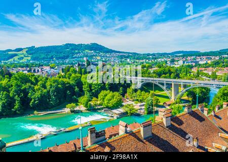 Museum für Geschichte und Kirchenfledbrücke über die Aare in Bern, Schweiz Stockfoto