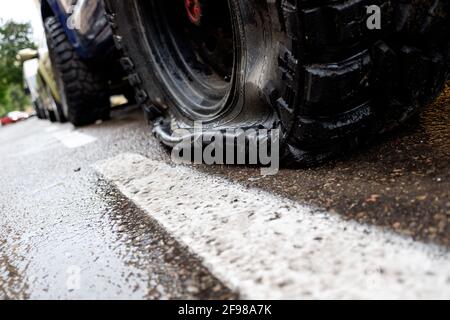 Valencia, Spanien - 15. April 2021: Reifenpanne eines Offroad-Autos, der auf einer Straße geparkt ist. Stockfoto