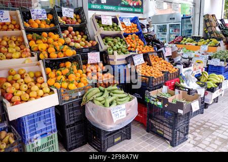 Valencia, Spanien - 15. April 2021: Straßenstand mit Obst und Gemüse, der von Einwanderern in Valencia, Spanien, betrieben wird. Stockfoto