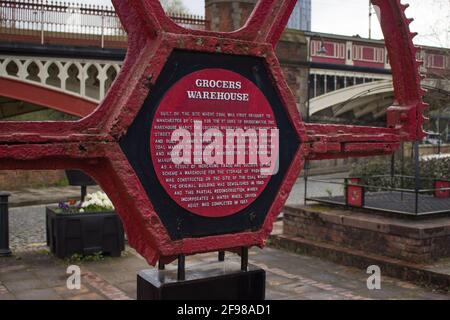 Das Lebensmittelgeschäft Memorial Bridgewater Tunnel im Bridgewater Canal Basin An der Castlefield Deansgate Schleuse Manchester City Centre Stockfoto