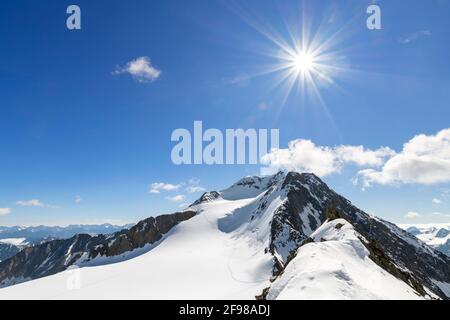 Wildspitze (höchster Berg Nordtirols) an einem sonnigen Frühsommertag. Ötztal Alpen, Tirol, Österreich Stockfoto