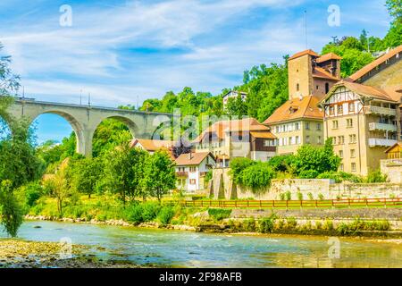 Pont de Zaehringen über dem Sarine-Tal in Freiburg, Schweiz Stockfoto