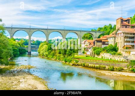Pont de Zaehringen über dem Sarine-Tal in Freiburg, Schweiz Stockfoto