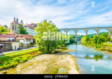 Pont de Zaehringen über dem Sarine-Tal in Freiburg, Schweiz Stockfoto