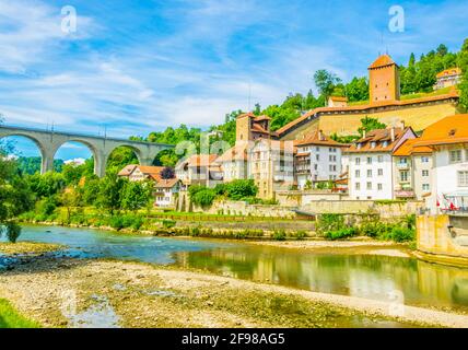 Pont de Zaehringen über dem Sarine-Tal in Freiburg, Schweiz Stockfoto