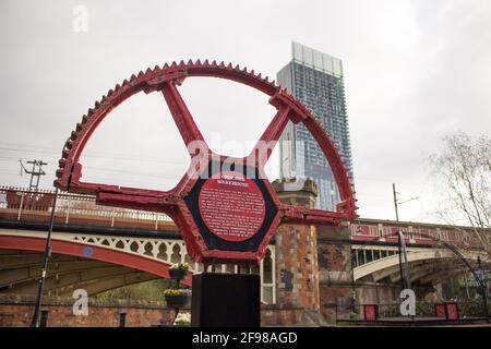 Das Lebensmittelgeschäft Memorial Bridgewater Tunnel im Bridgewater Canal Basin An der Castlefield Deansgate Schleuse Manchester City Centre Stockfoto