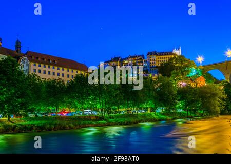 Nachtansicht der Pont de Zaehringen über dem Sarine-Tal in Freiburg, Schweiz Stockfoto