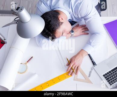 Die Techniker arbeiten an neuen Projekt Zeichnungen Stockfoto