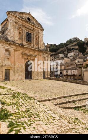 Panoramablick auf die Kirche Santa Maria della Consolazione in Scicli, Provinz Ragusa, Sizilien - Italien. Stockfoto