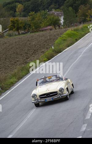 CAGLI, ITALIEN - 23. MÄRZ 2021: CAGLI , ITALIEN - OTT 24 - 2020 : MERCEDES-BENZ 190 SL 1956 Stockfoto